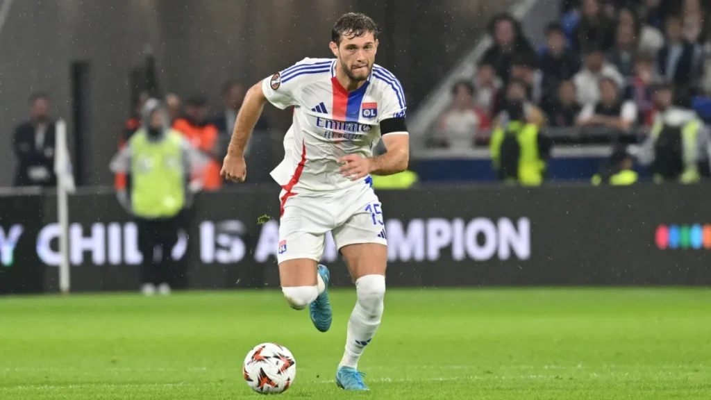 Tanner Tessmann de Lyon s’épanouit sous les éloges de l’entraîneur Pierre Sage après sa solide performance en Ligue Europa