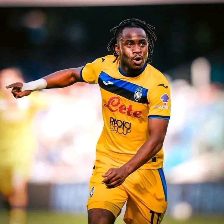 Ademola Lookman dell’Atalanta saluta i tifosi per il loro sostegno dopo l’impressionante vittoria contro il Parma