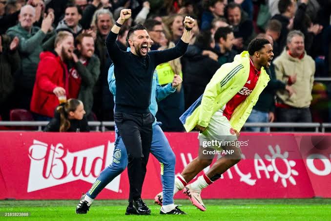 UEL: Ajax 5-0 Maccabi Tel Aviv – Tactische Farioli en dominante prestatie laten fans…
