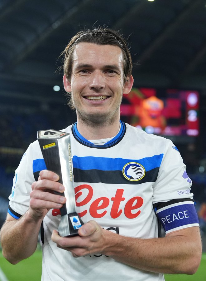 L’Atalanta batte la Roma e si porta al secondo posto in Serie A; il capitano De Roon dedica il premio MOTM a Bove