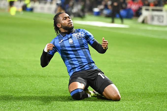 Ademola Lookman respinge le voci di uscita, ribadisce l’impegno per l’Atalanta e le ambizioni dello scudetto