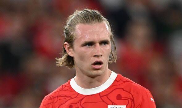 Bayern München schließt Transfervereinbarung zum Stichtag ab, um Patrick Wimmer von Wolfsburg zu verpflichten, wichtige Klausel enthalten.
