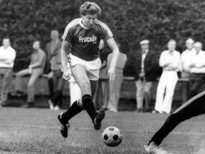 Fans unterstützen Vereinslegende Dieter Schatzschneider bei seiner Rückkehr: Hannover 96 gibt offiziell die Ernennung von Dieter zum ständigen Cheftrainer mit Wirkung zum Sommer bekannt