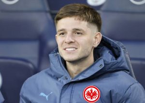 ABGESCHLOSSEN: Eintracht Frankfurt einigt sich mit Manchester City auf die Verpflichtung von James McAtee für 20 Millionen Euro und setzt sich damit gegen den VfB Stuttgart durch.
