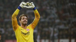 Kevin Trapp trifft endgültige Entscheidung über SGE-Zukunft. Lesen Sie weiter und erfahren Sie mehr über den Transfer des Kapitäns zu PSG und weitere spannende Details zum absoluten Blockbuster-Deal.