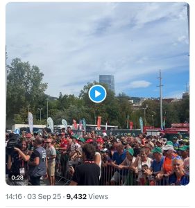 La Vuelta 2025: El líder Jonas Vingegaard recibió el maillot del Athletic Club en San Mamés antes de la 11.ª etapa.
