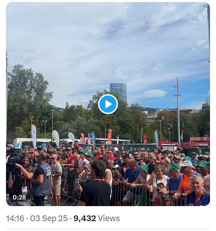 La Vuelta 2025: El líder Jonas Vingegaard recibió el maillot del Athletic Club en San Mamés antes de la 11.ª etapa.