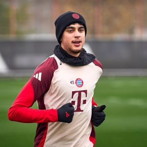 Verstärkung für die Bayern: Fitnesstrainer Bram Geers gibt positives Update zur Verletzung von Aleksandar Pavlović, während Bayern München vorzeitig einen wichtigen Leistungsschub erhält.