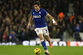 Como richiama la stella dell’Ipswich in grande forma: Iván Azón torna in Serie A, Fàbregas lo esalta come “attaccante moderno completo”